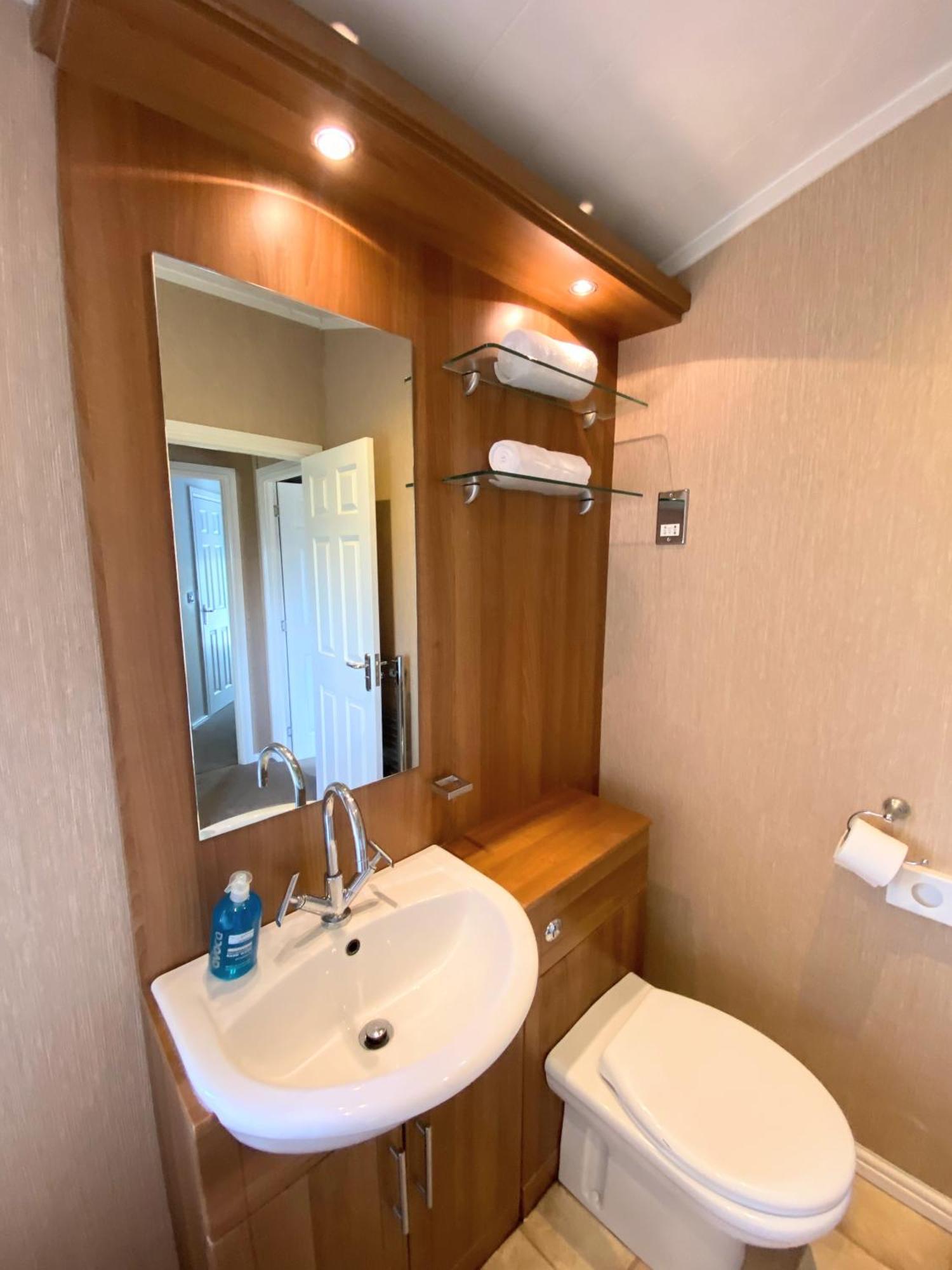 Villa Benarty 11 With Private Hot Tub - Fife - Loch Leven - Lomond Hills - Pet Friendly Kelty Exterior foto